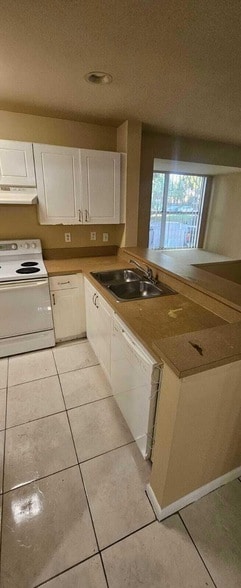 4767 Via Palm Lakes, Unit 201 in West Palm Beach, FL - Building Photo - Building Photo