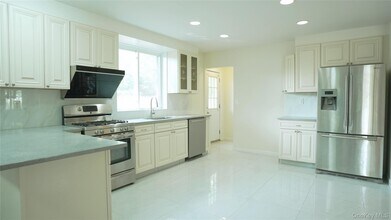 72 Berkshire Rd in Great Neck, NY - Building Photo - Building Photo