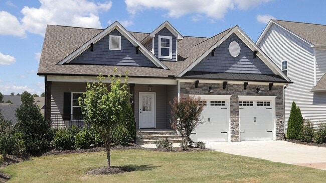 733 Strathwood Wy
