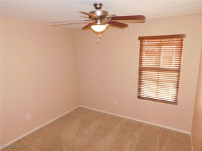 6164 Calm Breeze Ave-Unit -102 in Las Vegas, NV - Building Photo - Building Photo