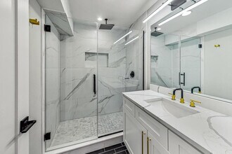 2451 N Albany Ave in Chicago, IL - Building Photo - Building Photo