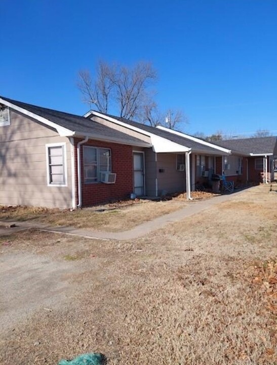 207 Duncan Ave in Checotah, OK - Building Photo