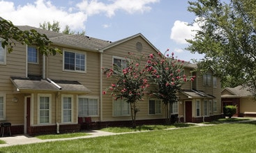 Howell Place in Baton Rouge, LA - Foto de edificio - Building Photo
