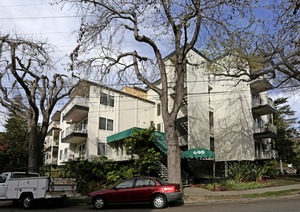 695 Mariposa Ave in Oakland, CA - Foto de edificio