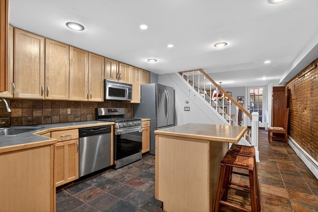 211 4th St in Jersey City, NJ - Building Photo - Building Photo