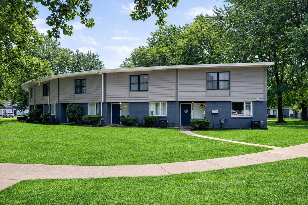 Townhomes at 28th in Columbus, IN - Building Photo