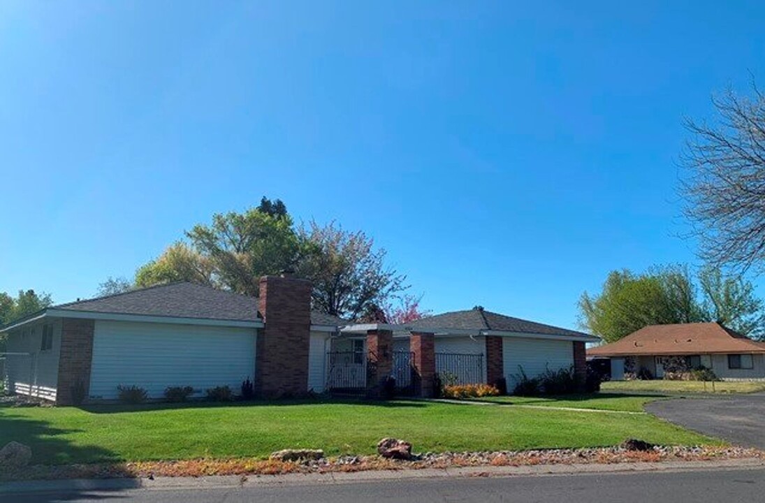 4864 Gatewood Dr in Klamath Falls, OR - Foto de edificio