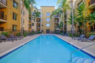 Reveal in Woodland Hills, CA - Foto de edificio - Building Photo