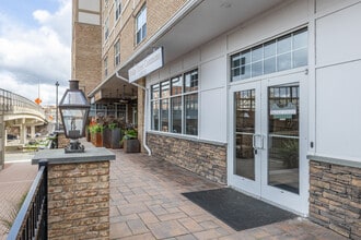 Bridge Street Commons in Shelton, CT - Foto de edificio - Building Photo