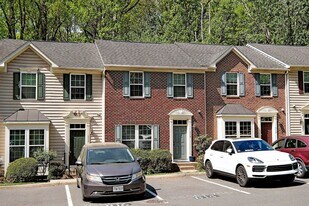 814 Rockcreek Rd in Charlottesville, VA - Building Photo