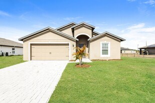 885 Youngreen Dr, Unit D1 in Ft. Myers, FL - Building Photo