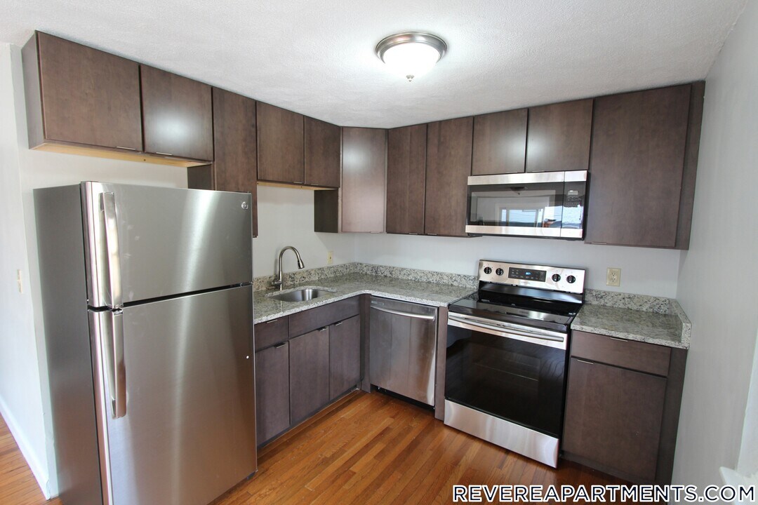 627 Beach St in Revere, MA - Building Photo
