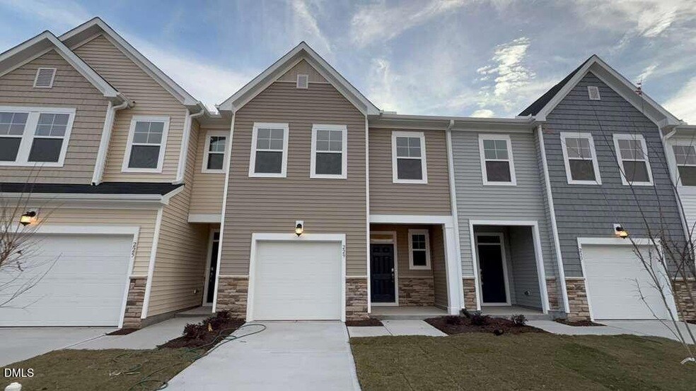 229 Lily Patch Ln in Smithfield, NC - Foto de edificio