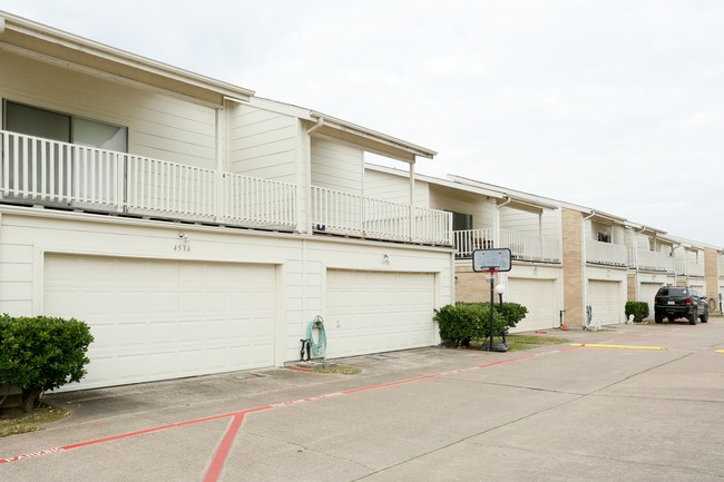 Buena Vista Townhomes in Pasadena, TX - Foto de edificio - Building Photo