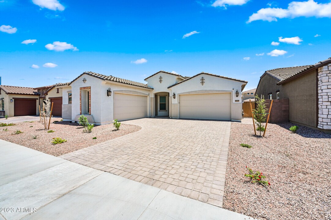 8725 W Wagon Wheel Dr in Glendale, AZ - Building Photo