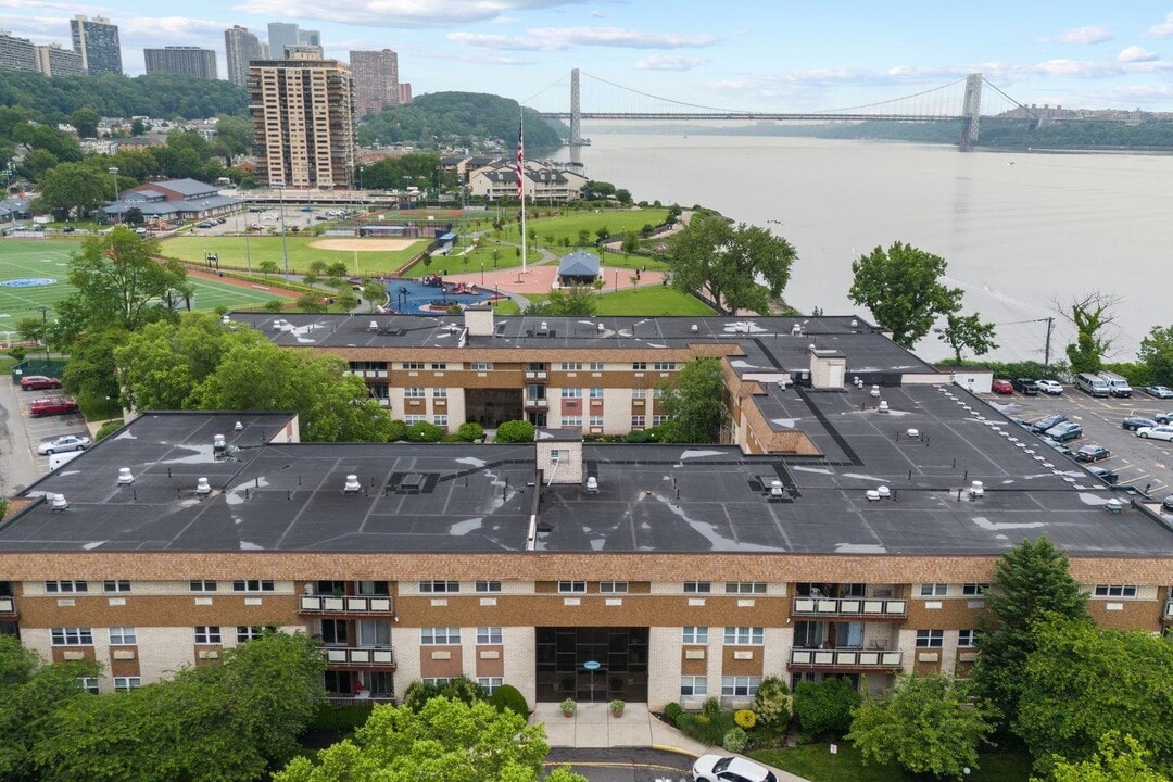 1111 River Rd in Edgewater, NJ - Building Photo
