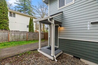 1102 Irving St SW, Unit B in Tumwater, WA - Foto de edificio - Building Photo