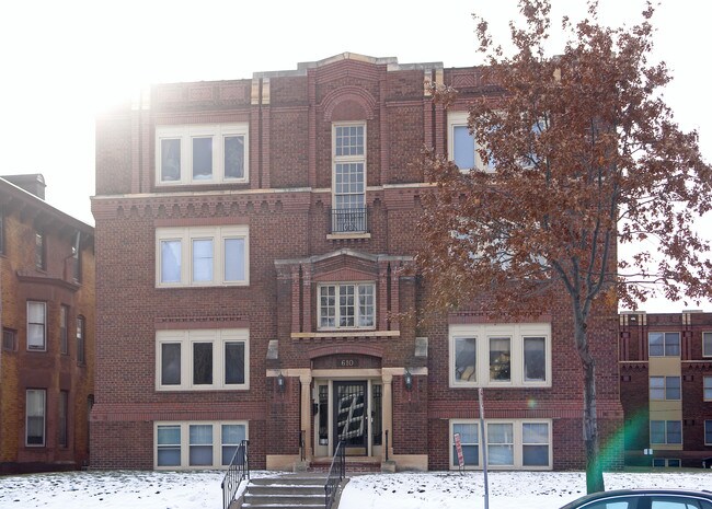 610 Summit Ave in St. Paul, MN - Foto de edificio - Building Photo