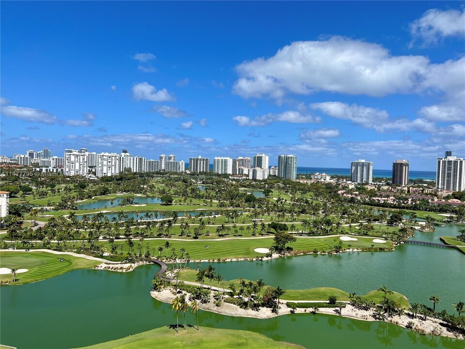 19501 W Country Club Dr, Unit 2203 in Aventura, FL - Building Photo