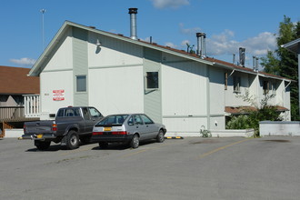 8101-8131 Briarwood St in Anchorage, AK - Foto de edificio - Building Photo