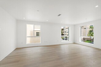 10742 Hortense St in Los Angeles, CA - Building Photo - Building Photo