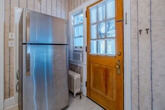 904 W Market St in Greensboro, NC - Building Photo - Building Photo