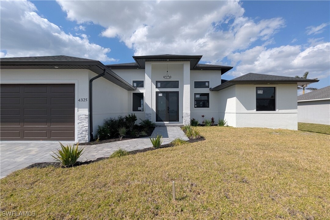 4325 NW 31st St in Cape Coral, FL - Foto de edificio