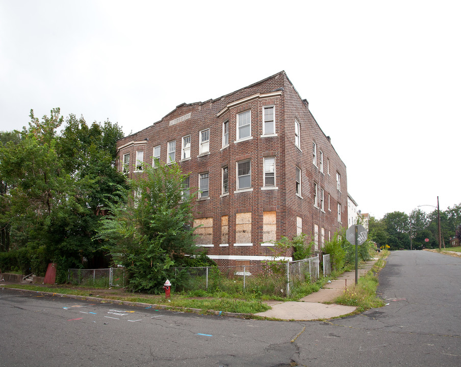 24 Tremont St in New Britain, CT - Building Photo