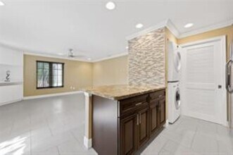 4213 Bougainvilla Dr, Unit 2 in Lauderdale-by-the-Sea, FL - Foto de edificio - Building Photo