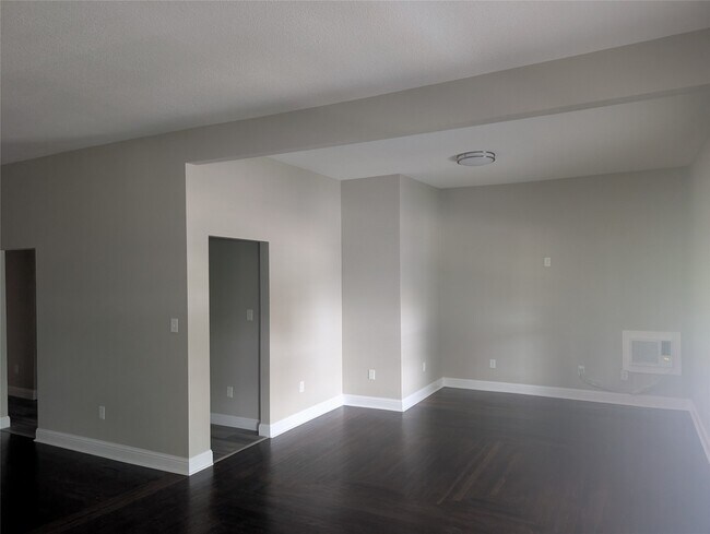 4902 McKinney St in Houston, TX - Foto de edificio - Building Photo