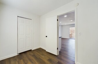 8600 Countryshire Ln in Kansas City, MO - Building Photo - Building Photo