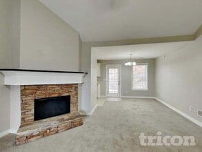 1048 Whispering Woods Dr in Canton, GA - Foto de edificio - Building Photo