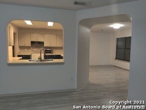 9870 Sunset Pl in San Antonio, TX - Building Photo - Building Photo