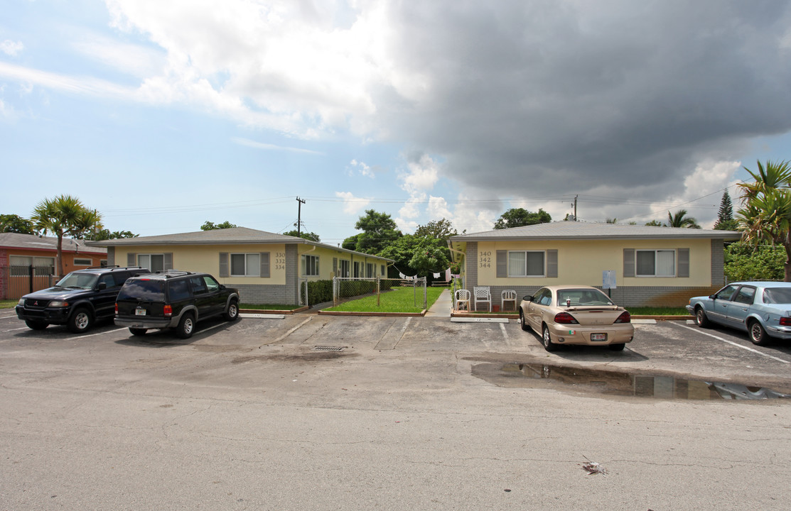 330-344 NW 43rd St in Fort Lauderdale, FL - Building Photo