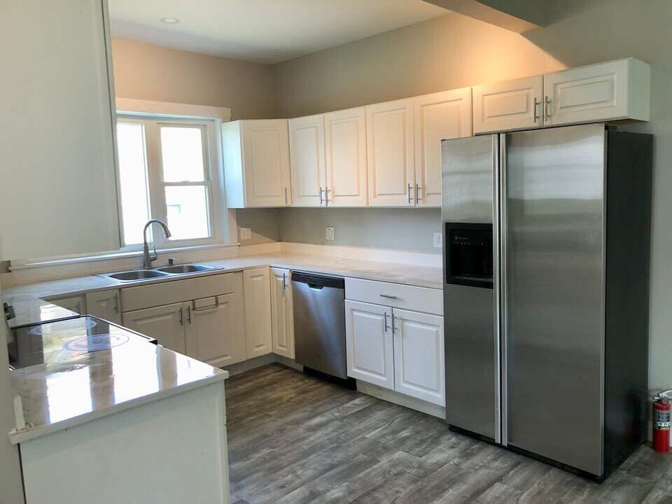 141 Peltoma Ave, Unit 1 in Pittsfield, ME - Foto de edificio