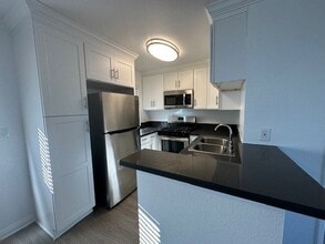 Chateau Woodley Hart Apartments in Van Nuys, CA - Foto de edificio - Building Photo