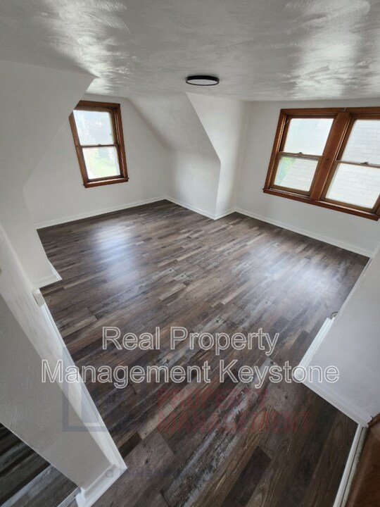 22 Linden St in Natrona Heights, PA - Building Photo