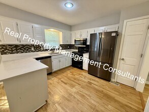 1017 Kenwood Ln in Olathe, KS - Building Photo - Building Photo