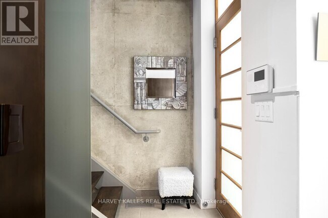 301 Mutual St in Toronto, ON - Building Photo - Building Photo