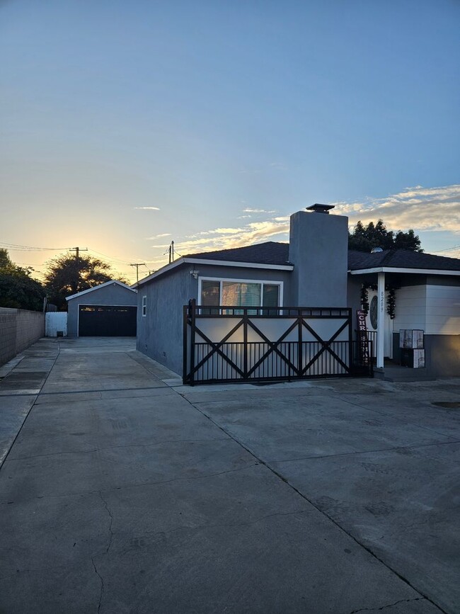 8211 Norwalk Blvd in Whittier, CA - Foto de edificio - Building Photo