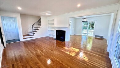 1271 Hereford Rd in Cleveland Heights, OH - Foto de edificio - Building Photo