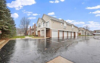 5472 Pine Aires Dr in Sterling Heights, MI - Building Photo - Building Photo