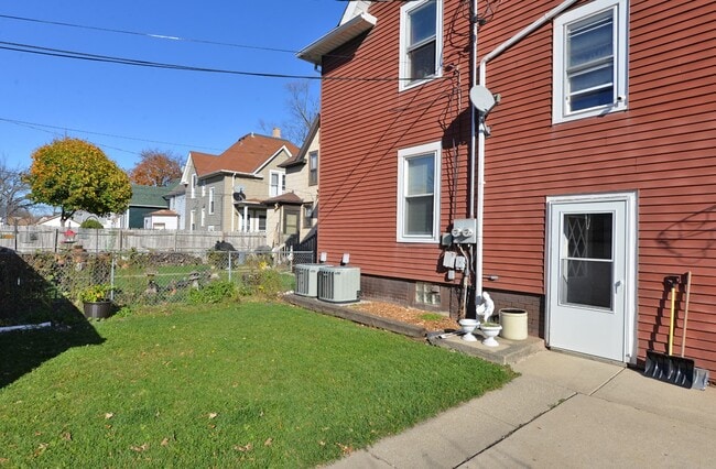 1518 Thurston Ave, Unit Lower in Racine, WI - Building Photo - Building Photo