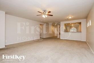 8811 S 57th Ln in Phoenix, AZ - Foto de edificio - Building Photo