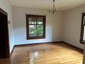 2229 Northwest Everett Street, Unit Apt #3 in Portland, OR - Building Photo - Building Photo