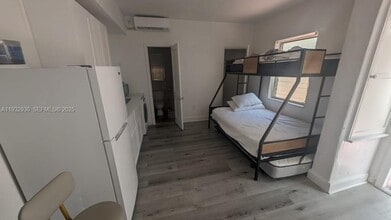 2822 Pine Tree Dr in Miami Beach, FL - Building Photo - Building Photo