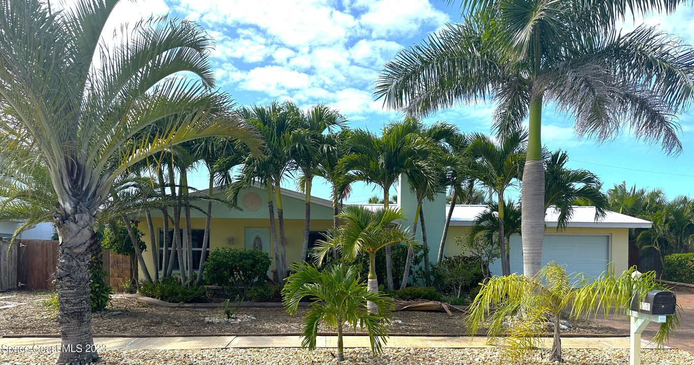 542 Coconut St in Satellite Beach, FL - Foto de edificio