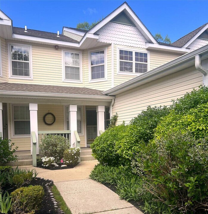 40 Commodore Cir in Port Jefferson Station, NY - Building Photo