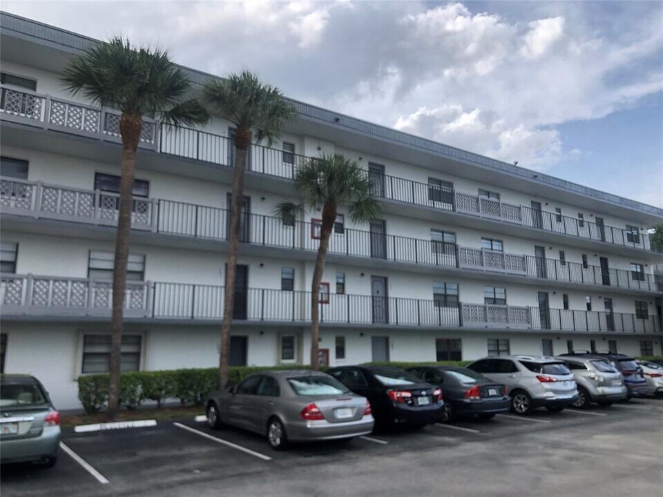 9233 SW 8th St, Unit 420 in Boca Raton, FL - Building Photo