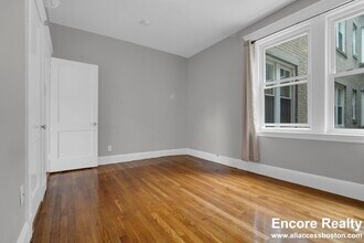 322 Summit Ave, Unit 4 in Boston, MA - Foto de edificio - Building Photo